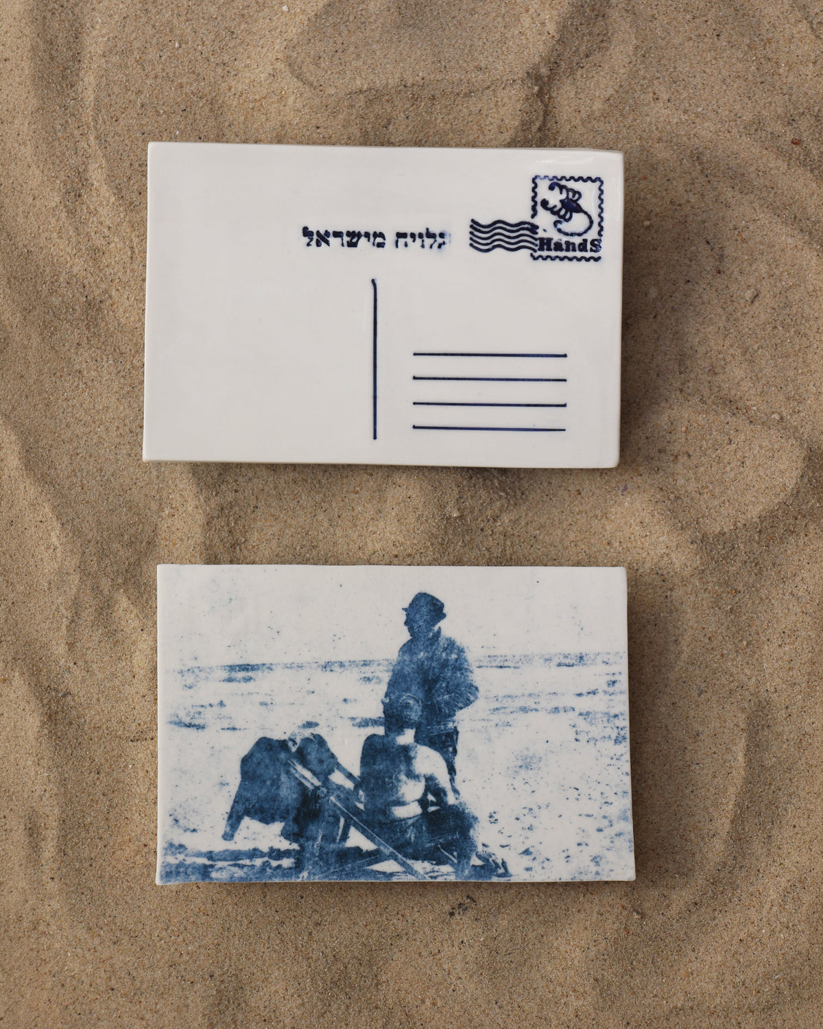 שני גברים משוחחים, בול מזל עקרב