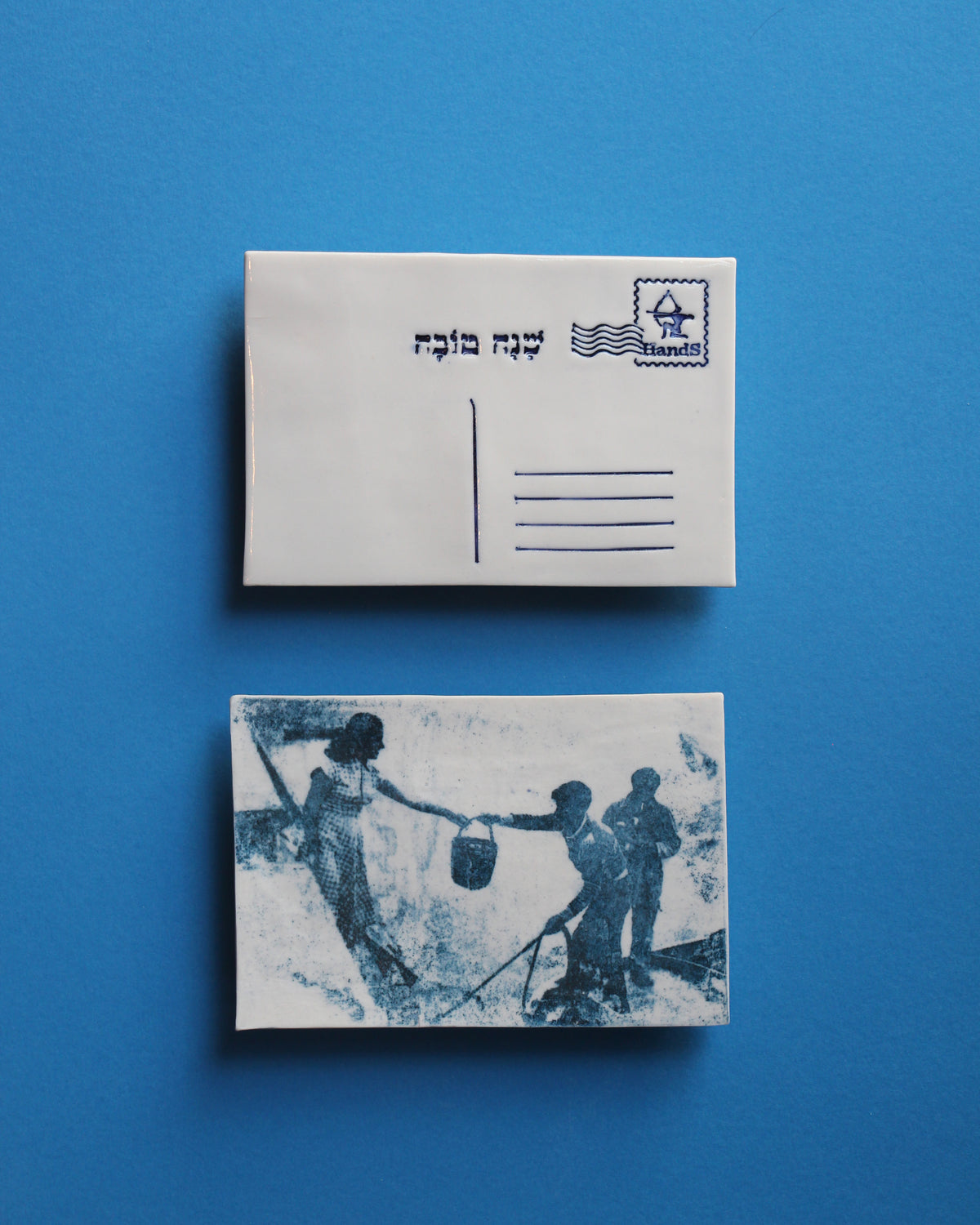 אשה בשמלת משבצות מקבלת סל, בול מזל קשת