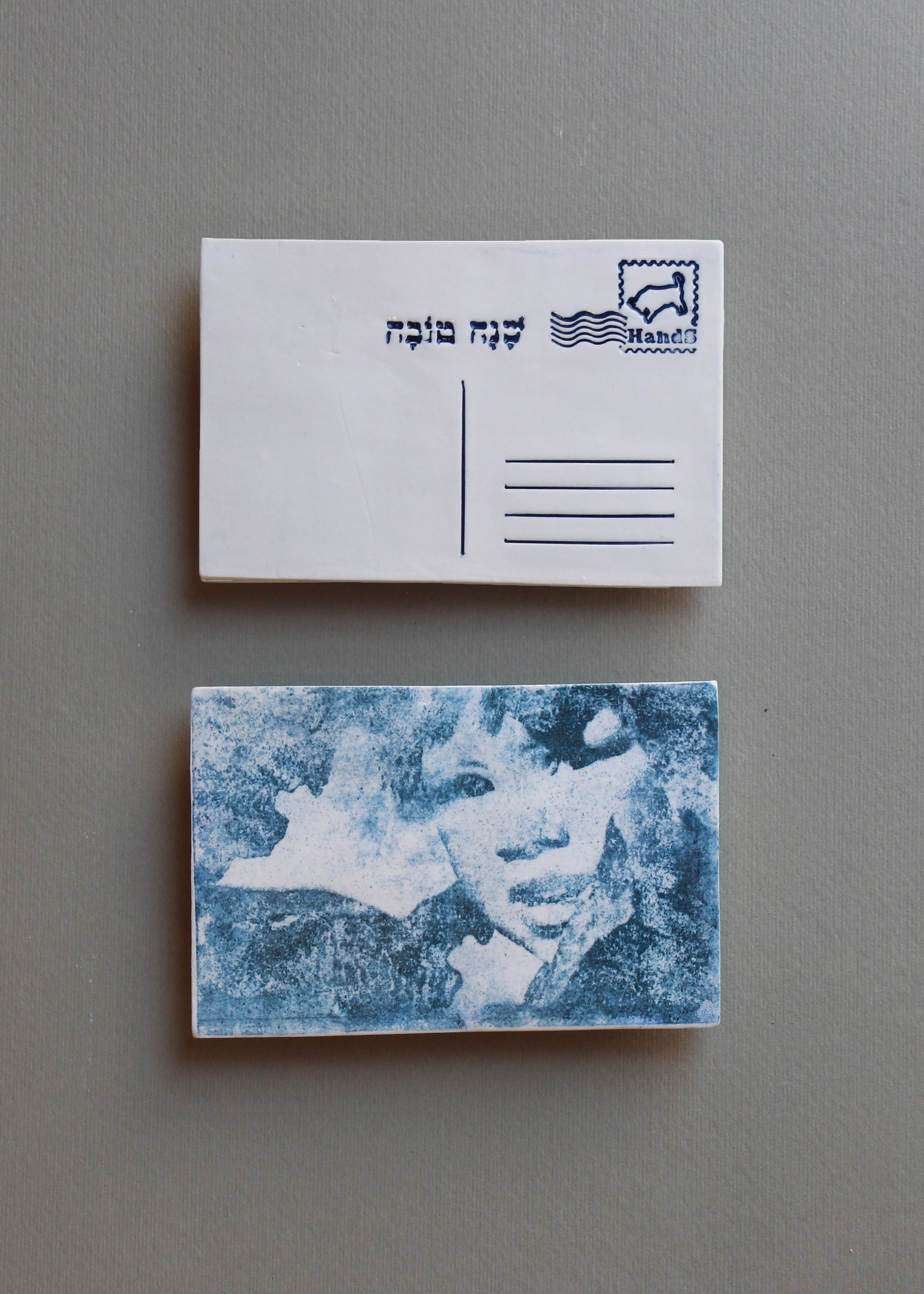 ילד מביט מחלון סירה חלודה, בול מזל שור