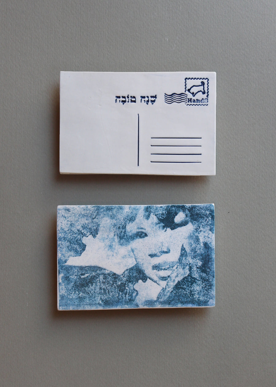 ילד מביט מחלון סירה חלודה, בול מזל שור