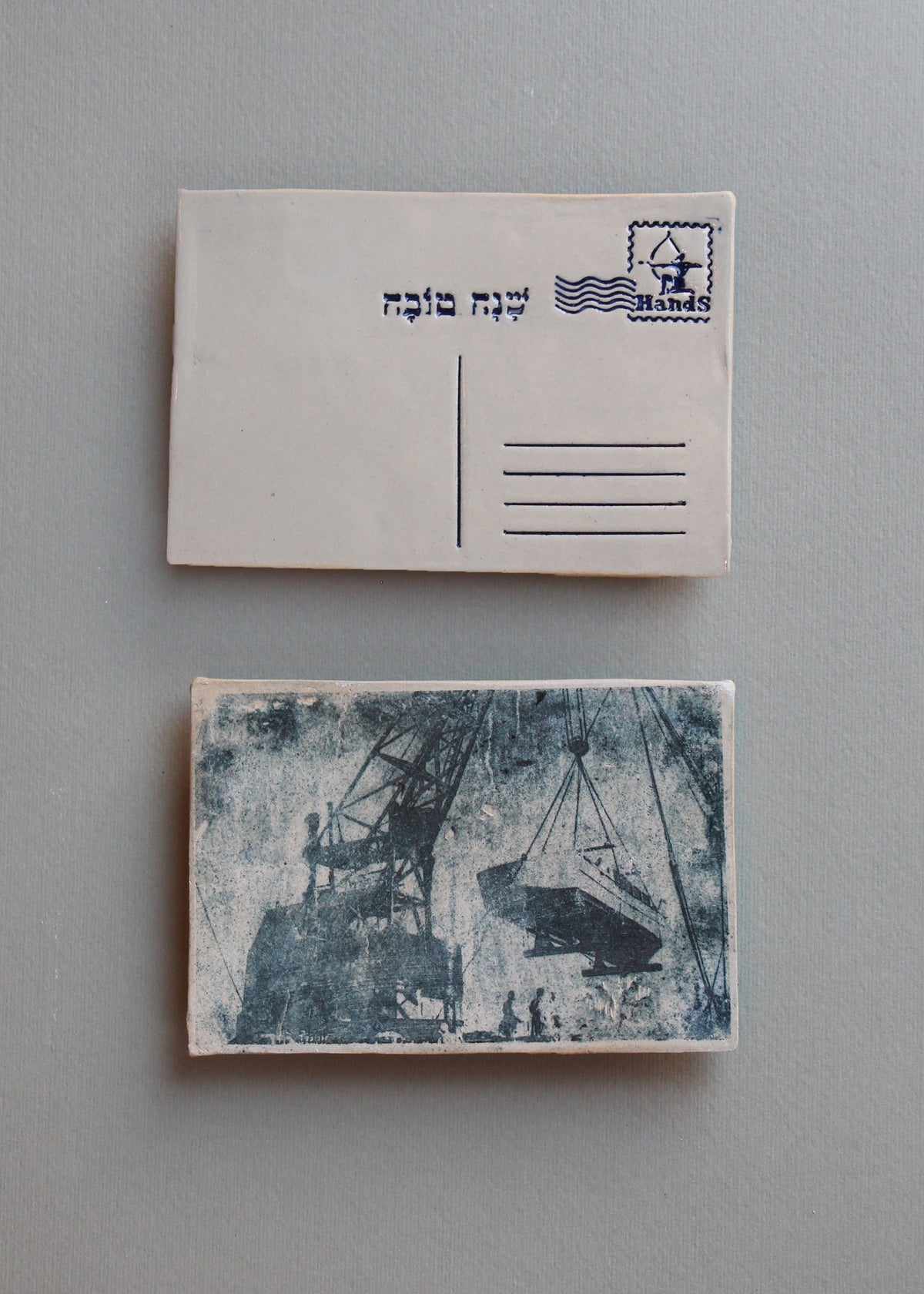 מנוף מרים סירה בשיפוצים ואנשים מסתכלים, בול מזל קשת