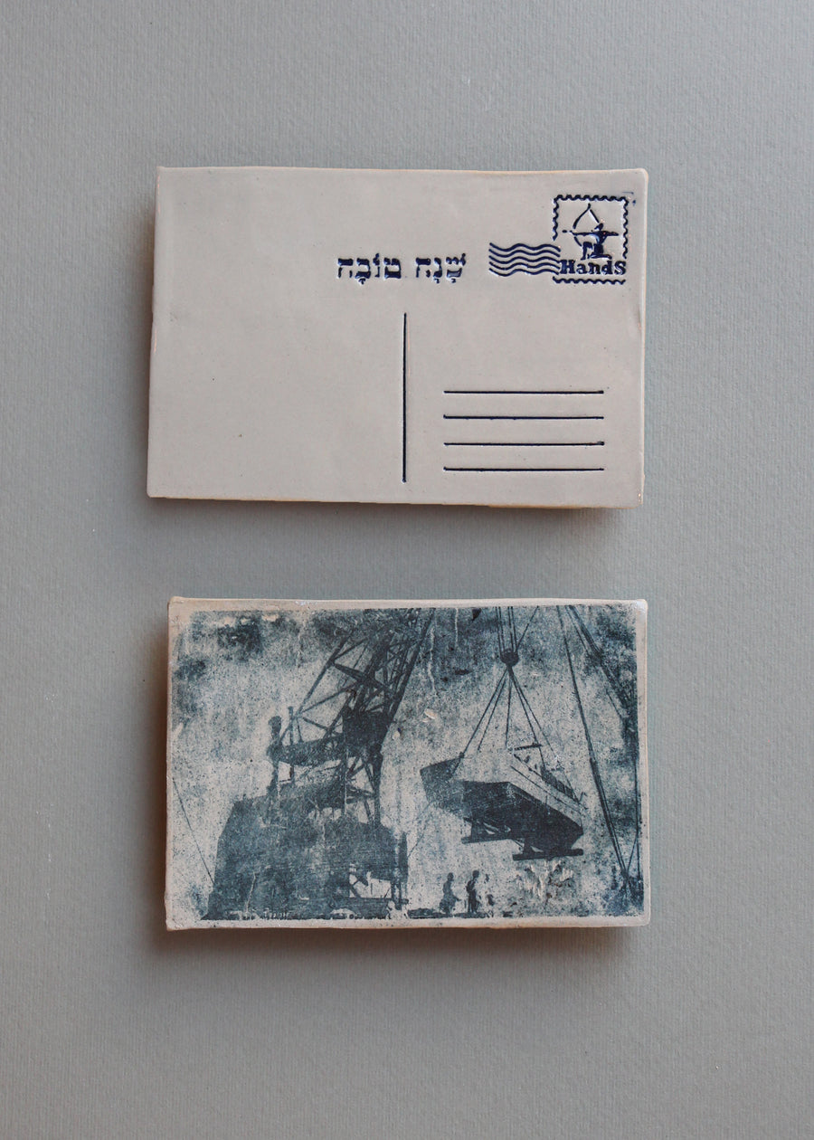 מנוף מרים סירה בשיפוצים ואנשים מסתכלים, בול מזל קשת