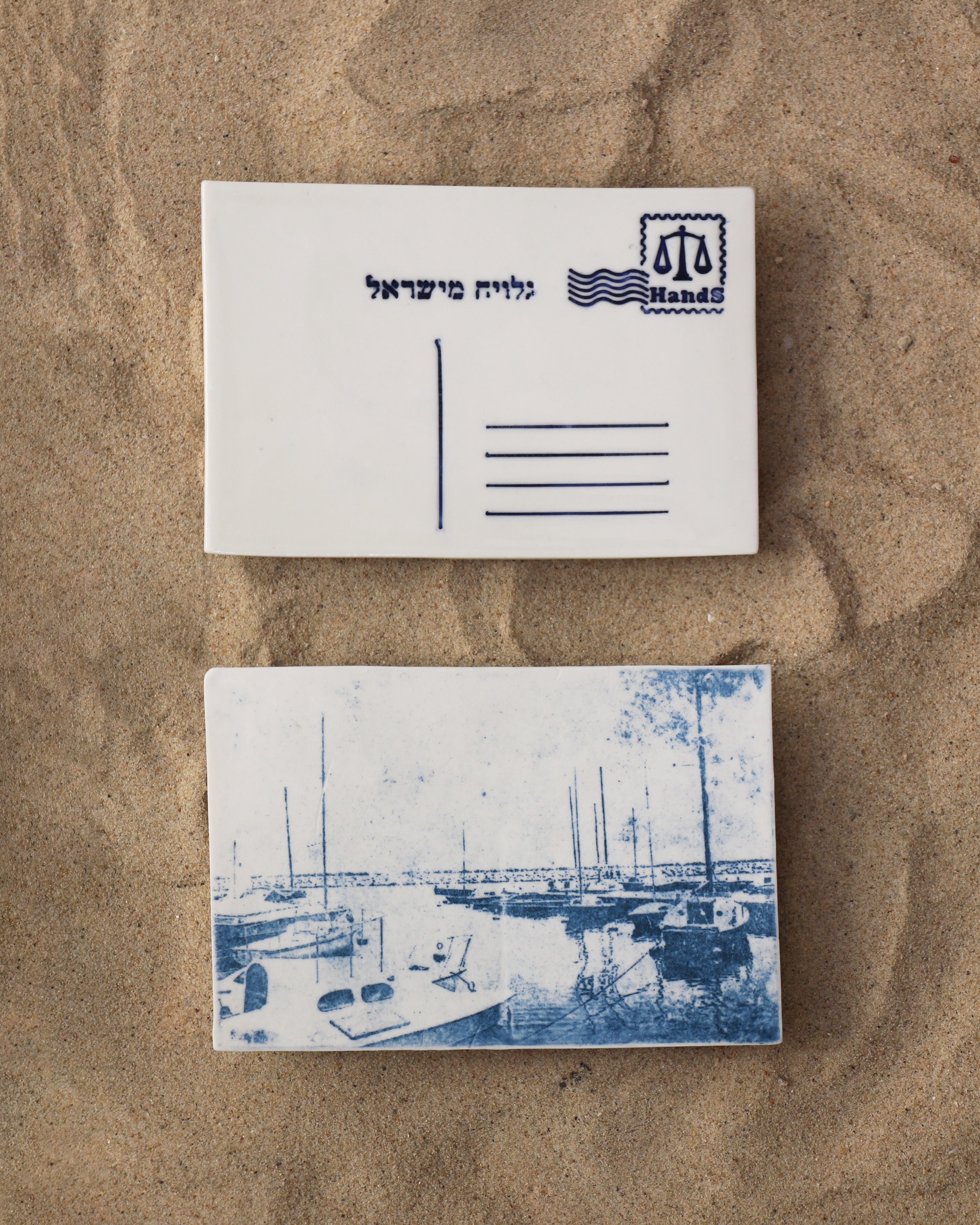 סירות עוגנות במרינה, בול מזל מאזניים