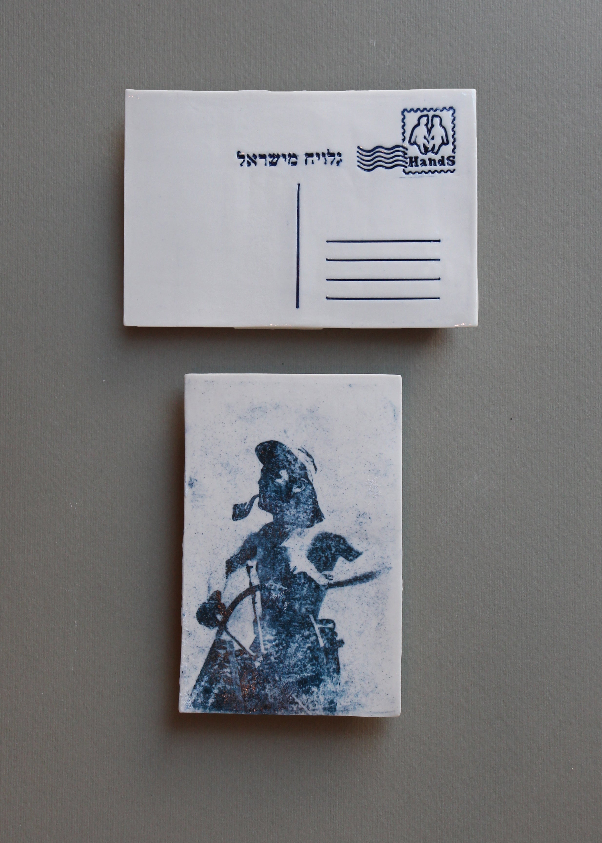 רב חובל עם מקטרת, בול מזל תאומים