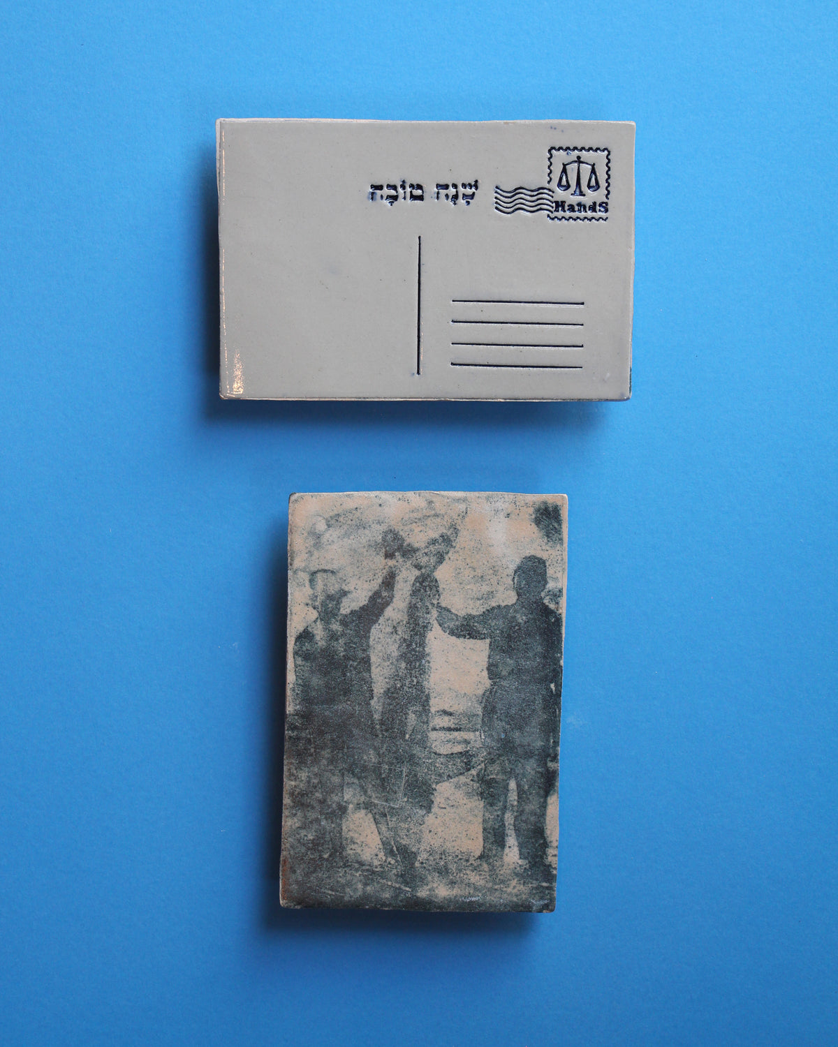 שני דייגים מחזיקים דג גדול, בול מזל מאזניים