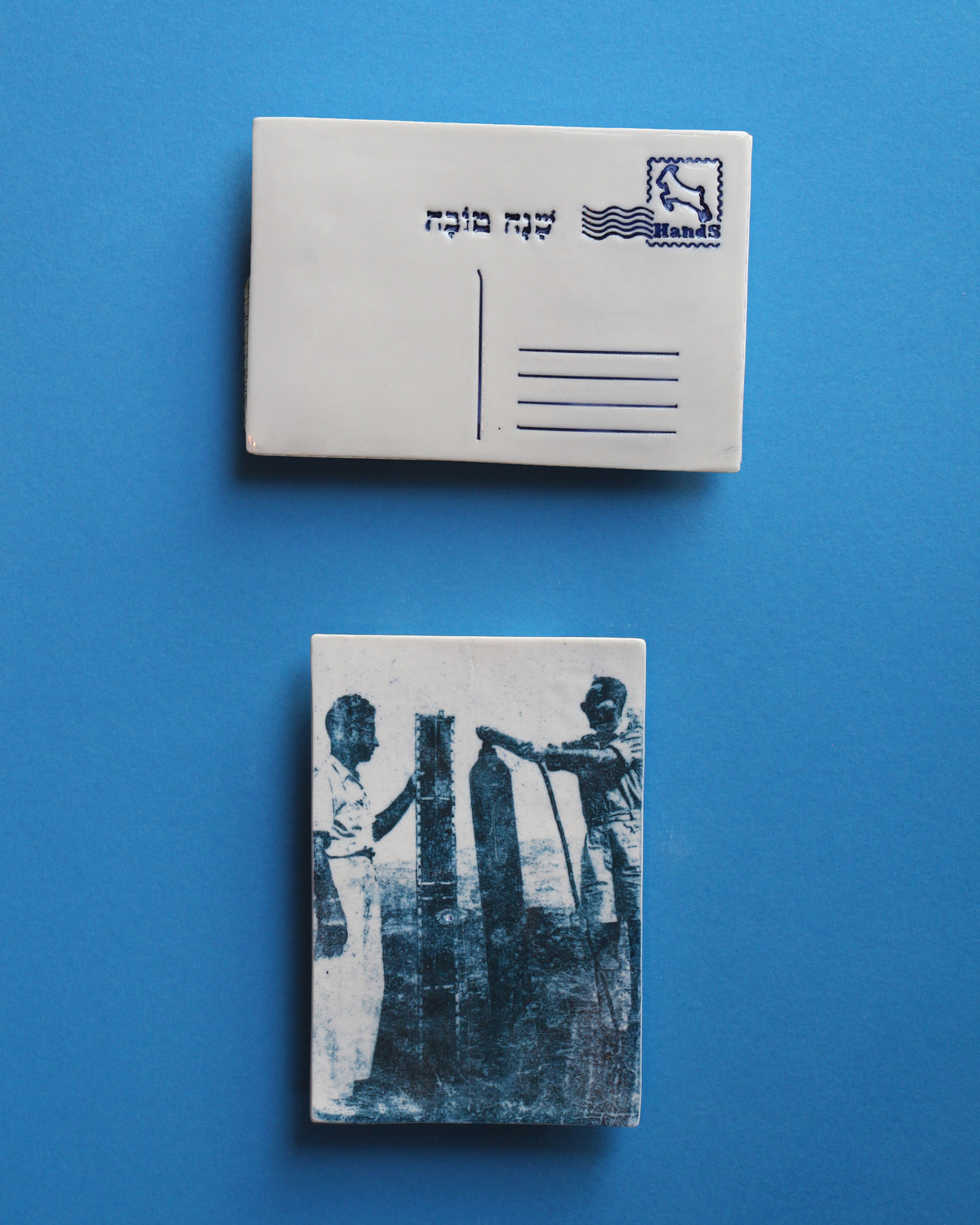 שני גברים מארגנים את ציוד הדייג , בול מזל גדי