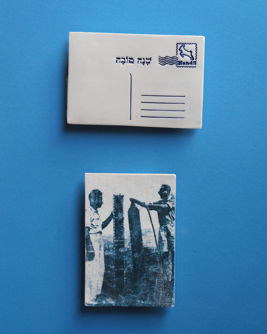שני גברים מארגנים את ציוד הדייג , בול מזל גדי